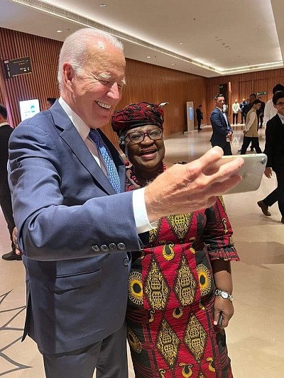 💥US President, Joe Biden takes selfie with Director-General of the World Trade Organisation (WTO), Ngozi Okonjo-Iweala  on the sidelines of the G20 summit in New Delhi, India.  It didn't end there, the most powerful President in the World became a photographer within a second just to capture a Nigerian woman with capacity.  Please, help me tell your village people that you don't need Brazilian hair to become a celebrity.  Women too can be great!